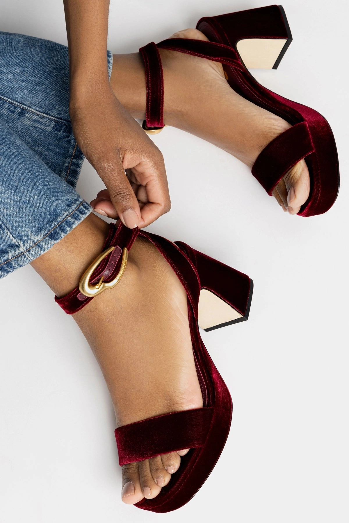Quick Motion Dolly Verona Low Sandal In Wine Velvet