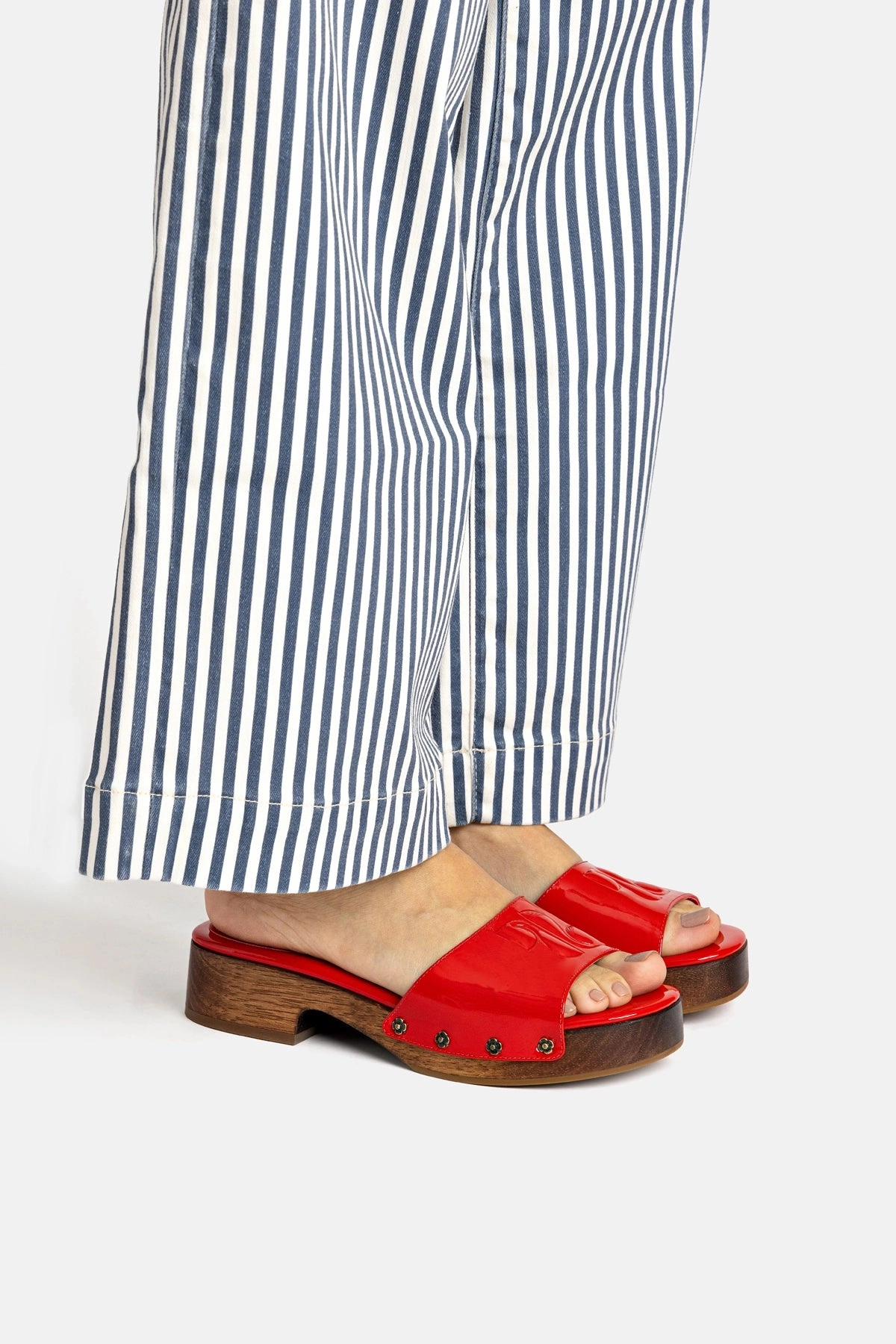 Zuzi Mule In Scarlet Patent Leather Sweat Resistant Frequent Travelers Dual Tone