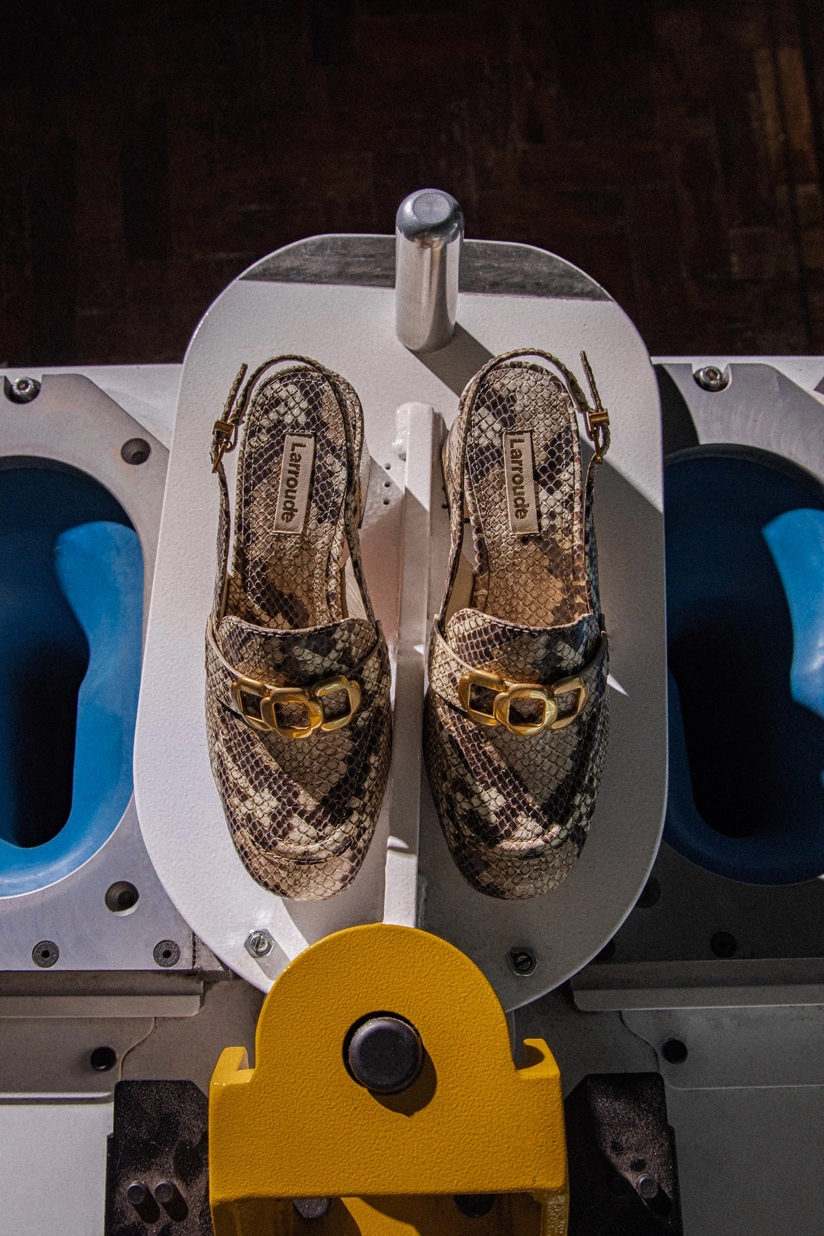 Harrington Loafer Low In Neutral Snake Leather Everywhere Fit Flexible Outsole