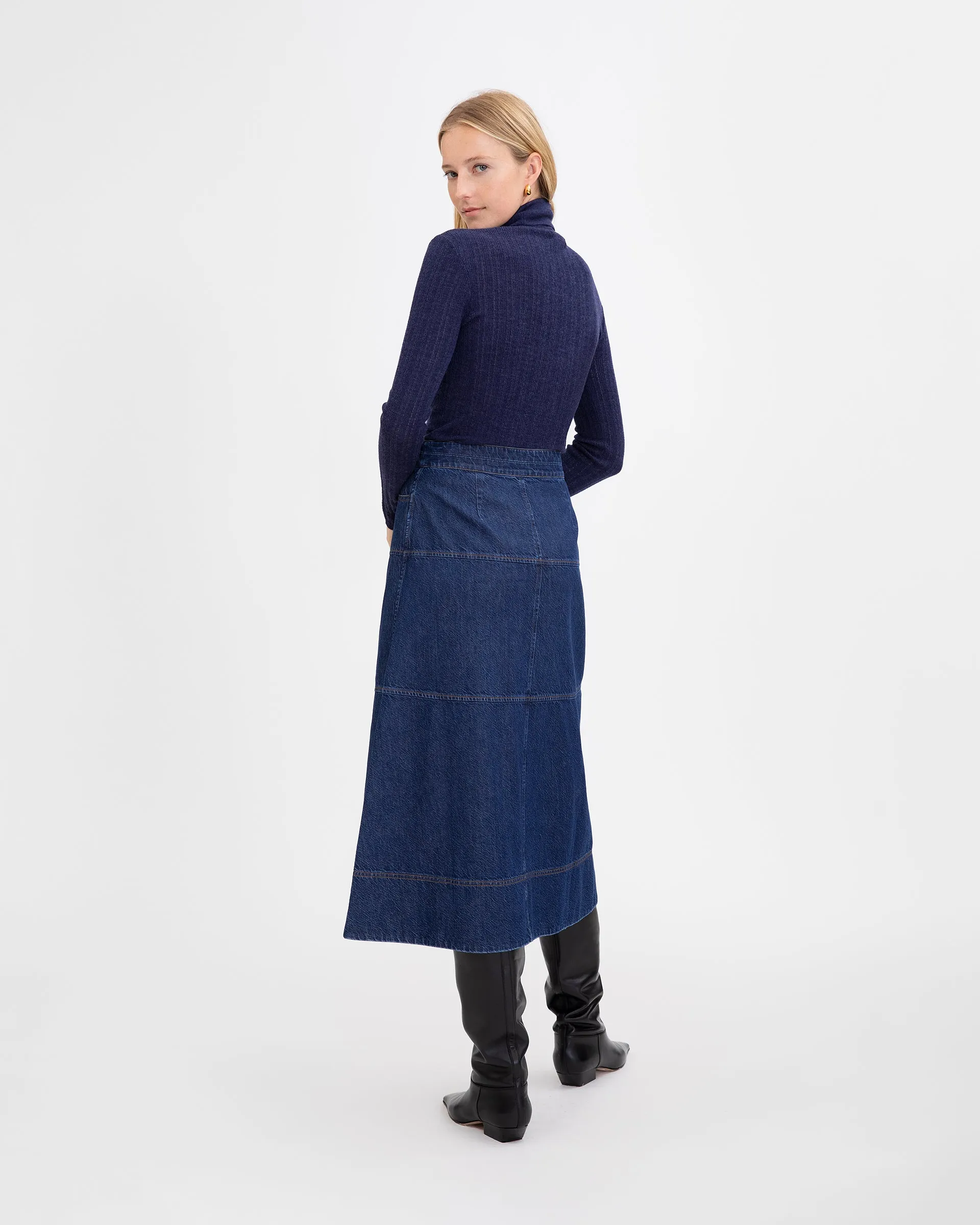 Kayden Turtleneck Smooth zipper closure