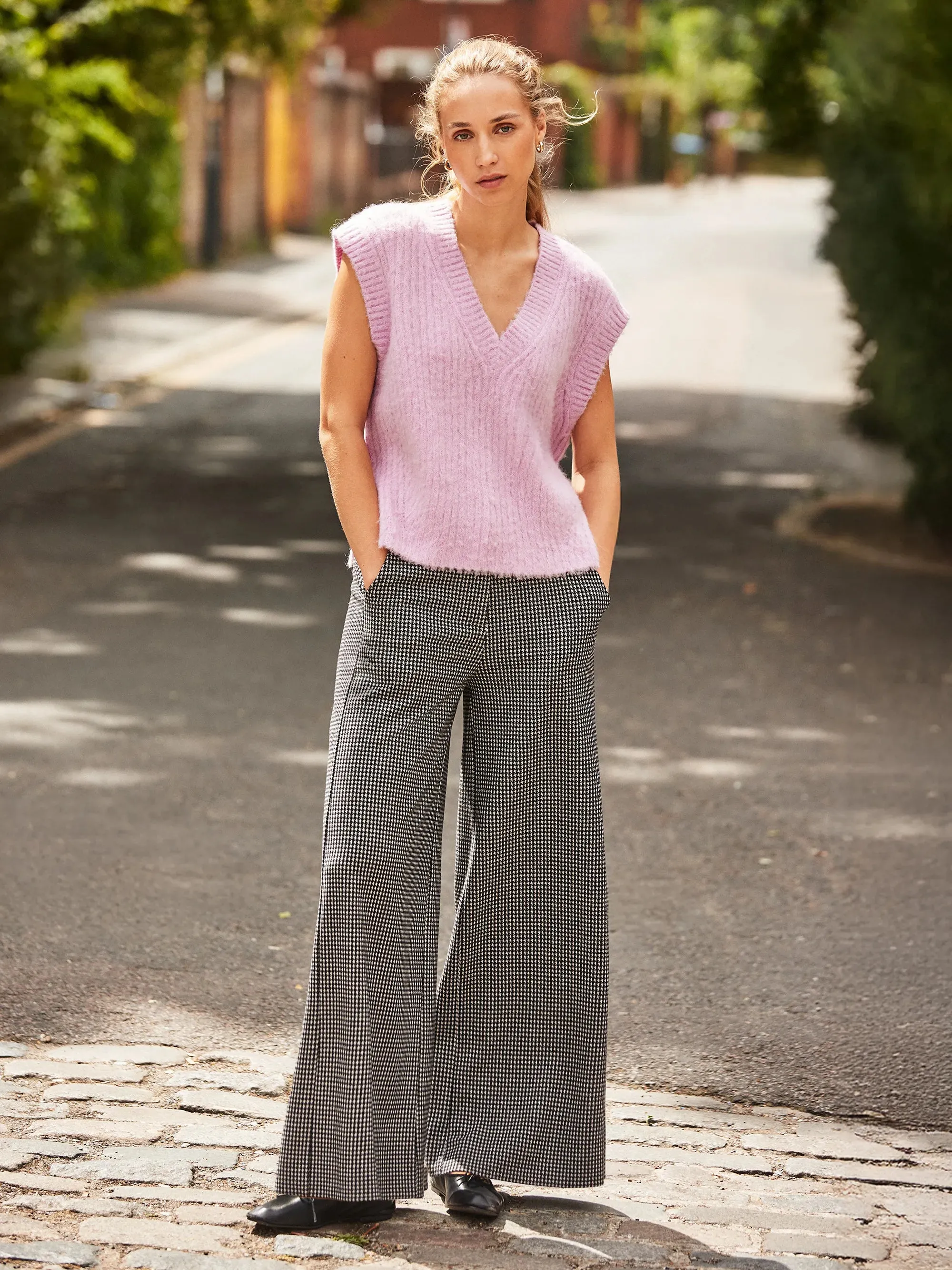 Stylish Hoodie Lilac V-Neck Knit Vest with Wool and Alpaca