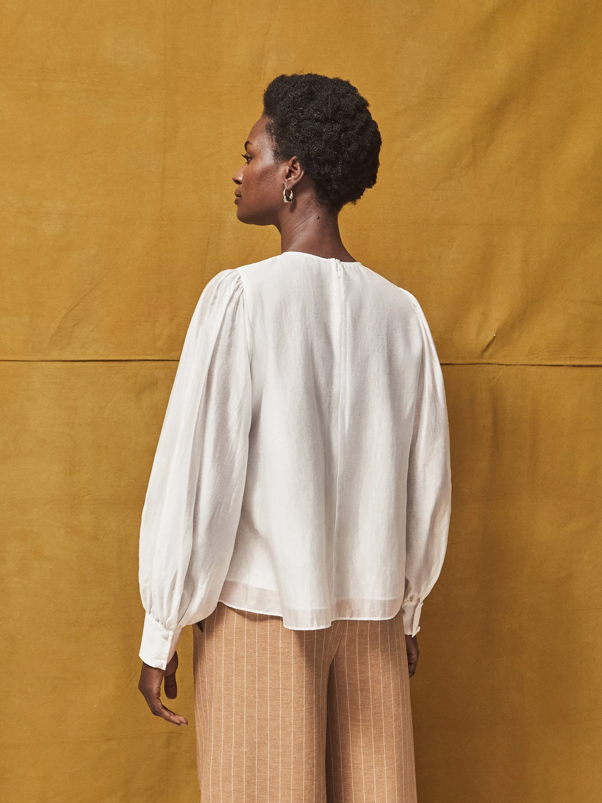 Sporty Blouse OversizedFit White Gathered Button-Cuff Blouse