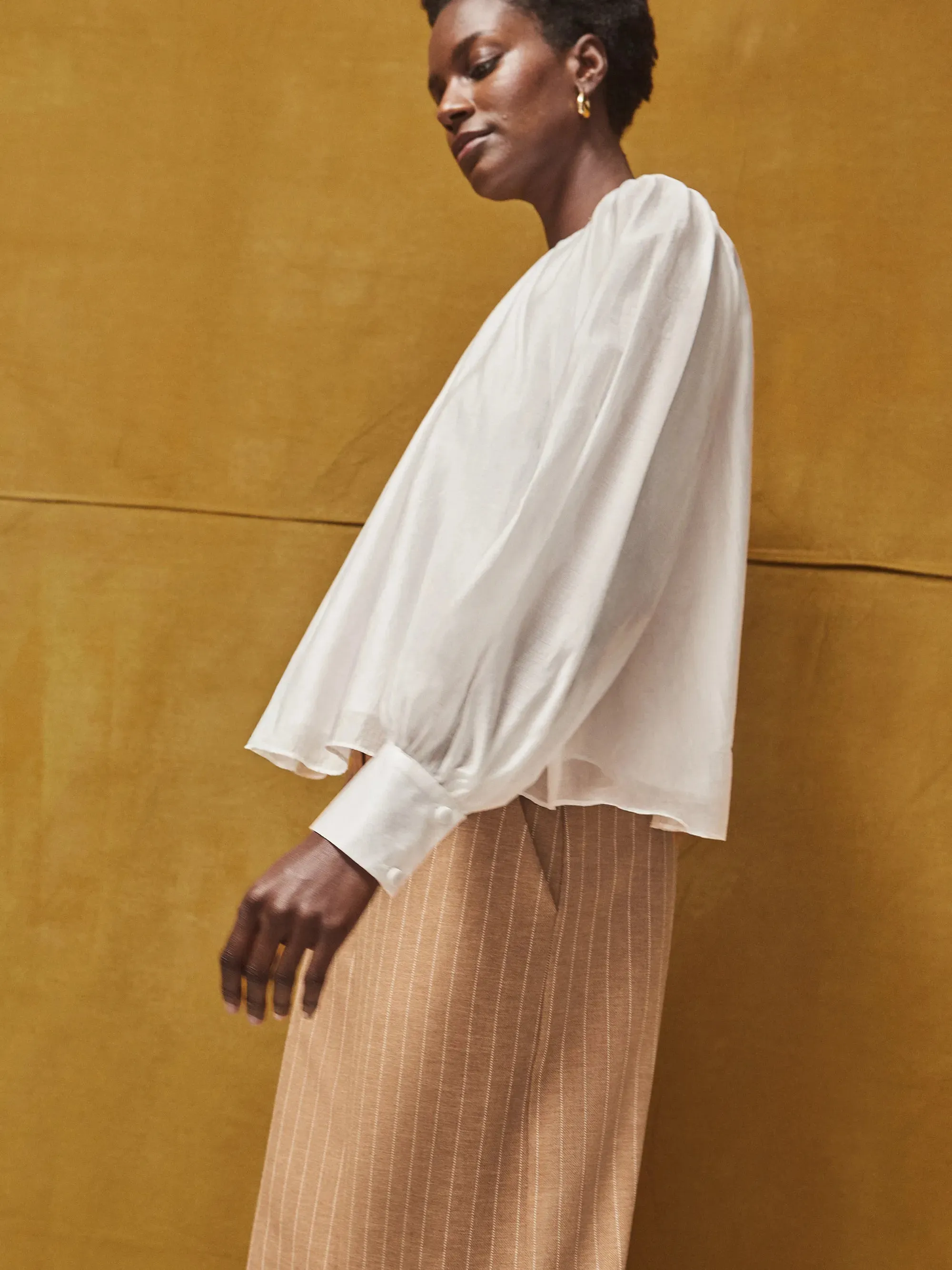 Tear Resistant Reinforcement White Gathered Button-Cuff Blouse