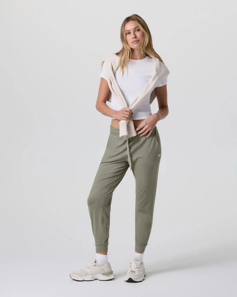 vuori Women's Performance Jogger in Laurel Heather WrinkleFree Structure Professional Wear
