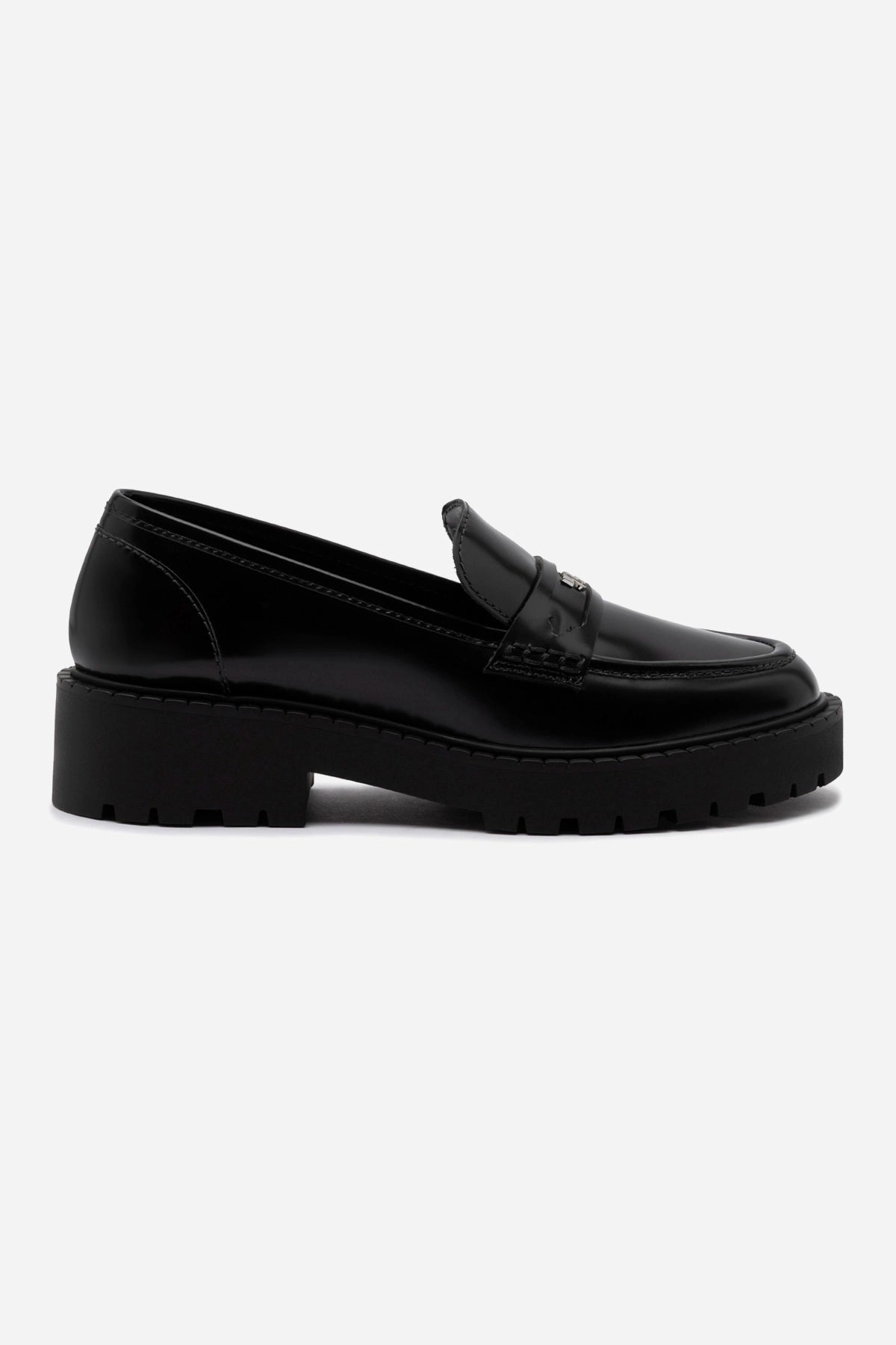 Suki Lugsole Loafer In Black Box Leather Feather Light Travel Enthusiasts Secure