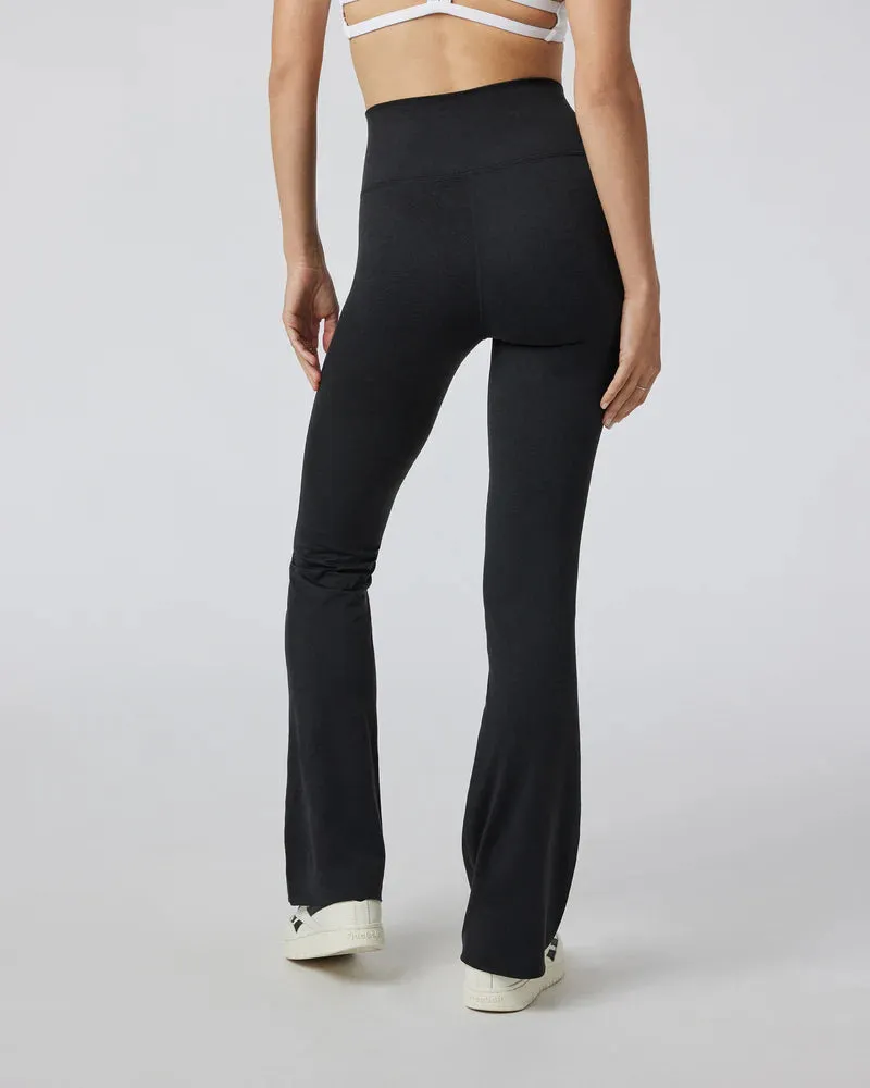 vuori Women's Halo Slim Flare in Black Heather Anti Pilling Technology