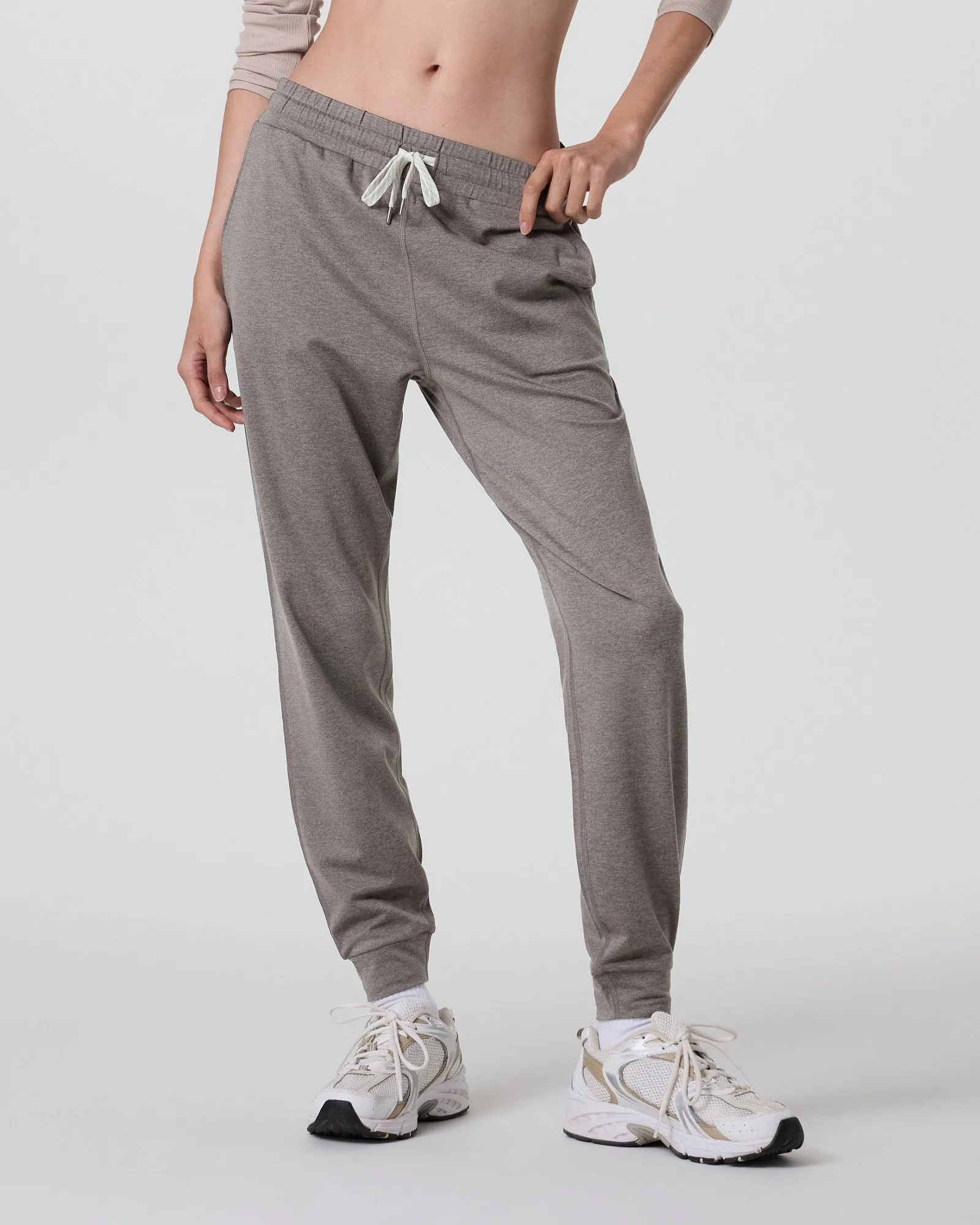 vuori Women's Performance Jogger in Chia Heather High Collar Design