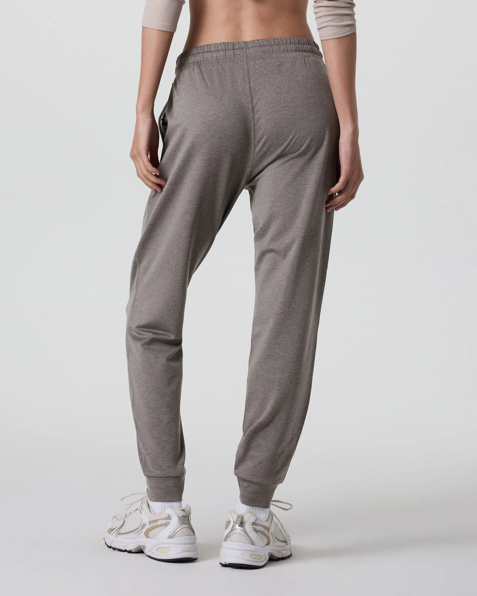 Flex Fit Shoulder Construction vuori Women's Performance Jogger in Chia Heather
