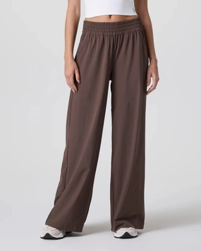 ribbed texture BreathableMesh vuori Women's Villa Wideleg Pant in Java
